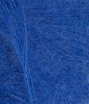 Nahaufnahme von Sandnes Garn Tynn Silk Mohair 5845 Dazzling Blue