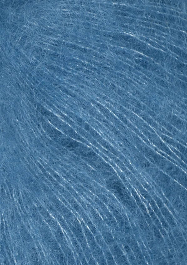 Nahaufnahme von Sandnes Garn Tynn Silk Mohair 6042 Dark Sky Blue