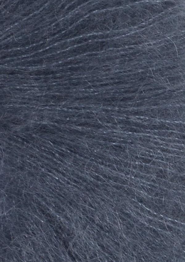 Nahaufnahme von Sandnes Garn Tynn Silk Mohair 6081 Midnight Blue