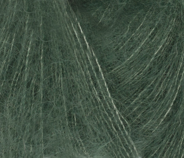 Nahaufnahme von Sandnes Garn Tynn Silk Mohair 8581 Deep Forest Green