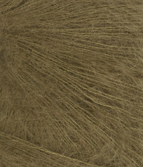 Nahaufnahme von Sandnes Garn Tynn Silk Mohair 9873 Dark Olive