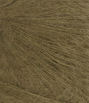 Nahaufnahme von Sandnes Garn Tynn Silk Mohair 9873 Dark Olive