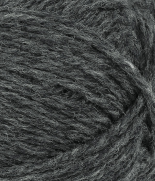 Nahaufnahme von Sandnes Garn Atlas by PetiteKnit 1070 Charcoal Melange