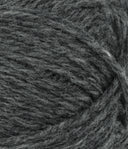 Nahaufnahme von Sandnes Garn Atlas by PetiteKnit 1070 Charcoal Melange