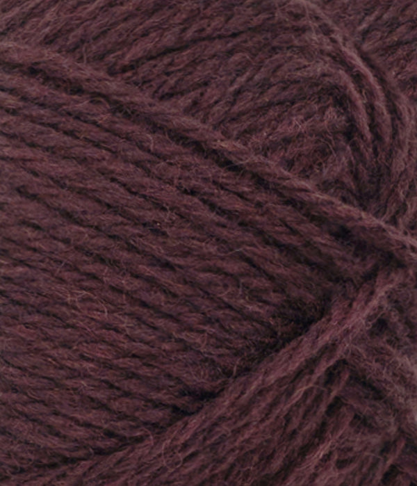 Nahaufnahme von Sandnes Garn Atlas by PetiteKnit 4682 Velvet Fig