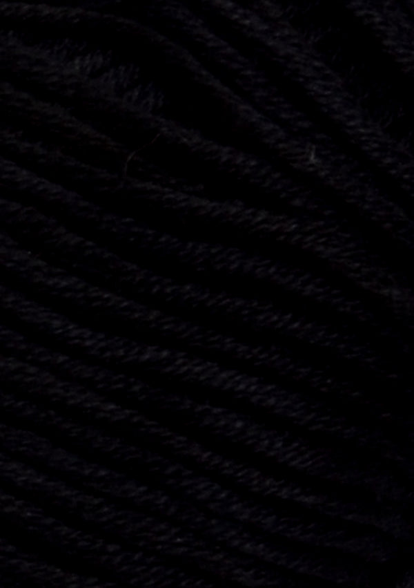 Nahaufnahme von Sandnes Garn Mandarin Petit 1099 Black