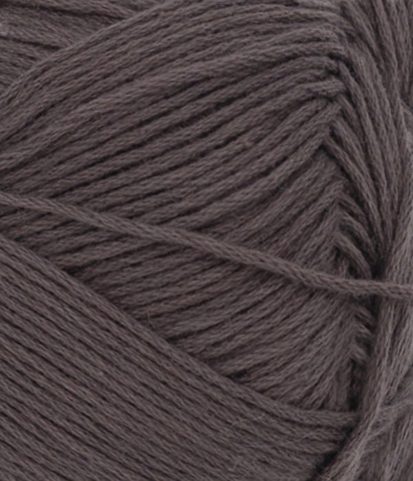 Nahaufnahme von Sandnes Garn Mandarin Petit 2581 After Dark