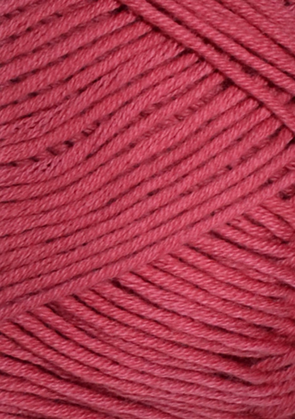 Nahaufnahme von Sandnes Garn Mandarin Petit 4335 Raspberry