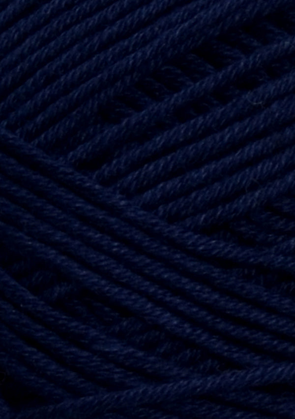 Nahaufnahme von Sandnes Garn Mandarin Petit 6073 Seaside Navy