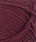 Nahaufnahme von Sandnes Garn Line 4372 Deep Burgundy