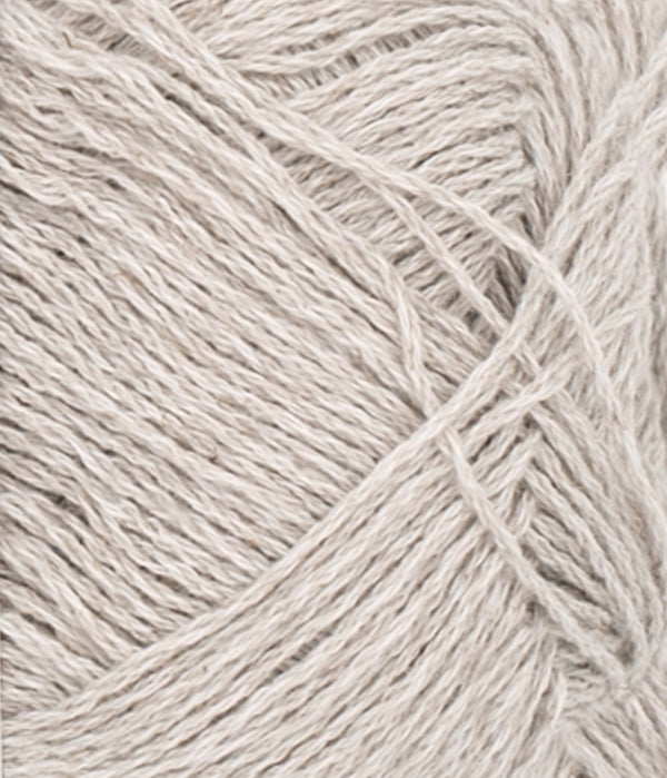 Nahaufnahme von Sandnes Garn Tynn Line 3820 Pearl Grey
