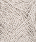 Nahaufnahme von Sandnes Garn Tynn Line 3820 Pearl Grey