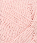Nahaufnahme von Sandnes Garn Tynn Line 4002 Light Blossom