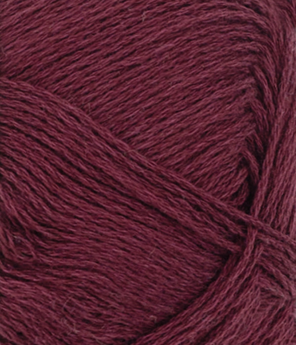 Nahaufnahme von Sandnes Garn Tynn Line 4372 Deep Burgundy