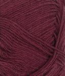 Nahaufnahme von Sandnes Garn Tynn Line 4372 Deep Burgundy