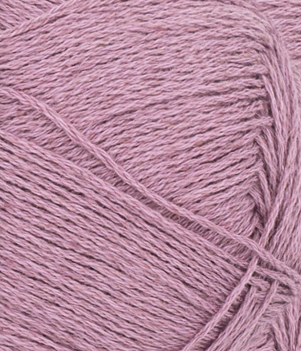 Nahaufnahme von Sandnes Garn Tynn Line 4632 Rosa Lavendel