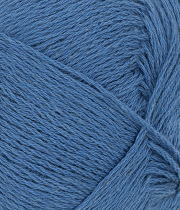 Nahaufnahme von Sandnes Garn Tynn Line 6044 Regatta Blue