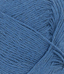 Nahaufnahme von Sandnes Garn Tynn Line 6044 Regatta Blue