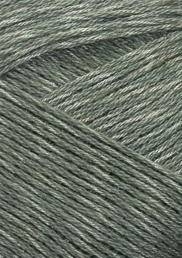 Nahaufnahme von Sandnes Garn Tynn Line 8561 Dusty Green