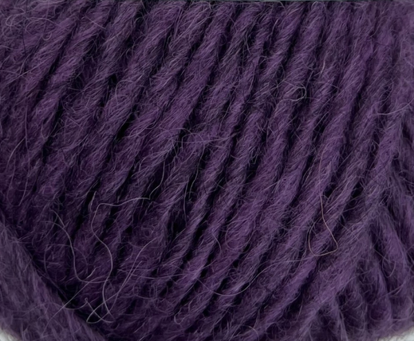 Nahaufnahme von Ístex Alafosslopi 2670 Darl Purple / Dunkelviolett
